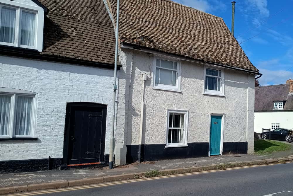 What's left of the George and Dragon pub in Earith (the house with the light blue door) after knocking down the part to the right (where the Earith village sign nows stands). 