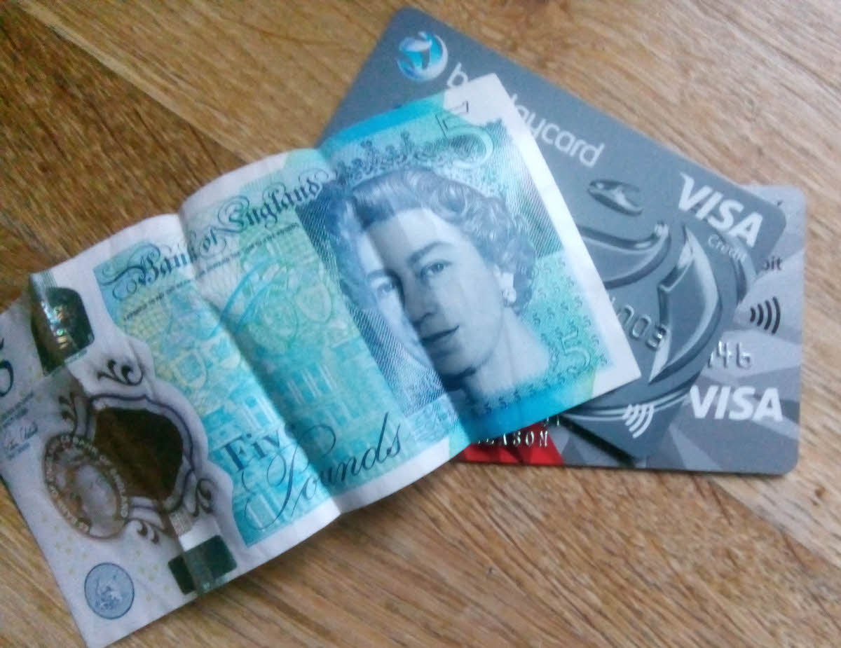 A £5 note and two credit cards